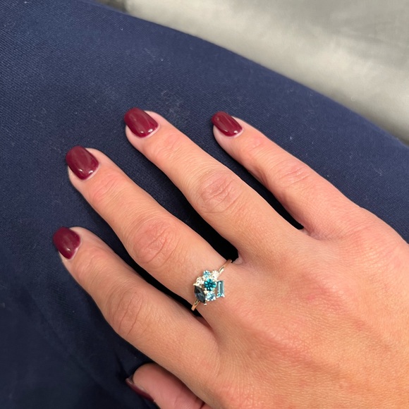 Silver Blue Crystal Ring, Size 9 - Picture 12 of 12